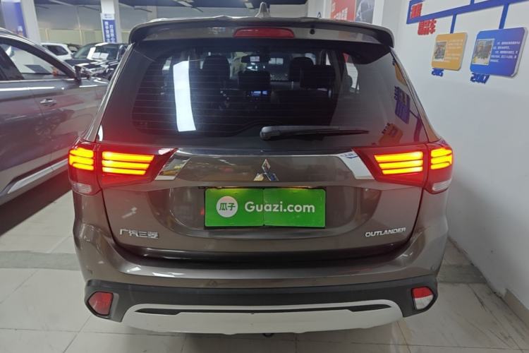 Used Mitsubishi Outlander 2019 2.4L Two-Wheel Drive ZhiXing Version 5 Seats China V Emission Standard Rear
