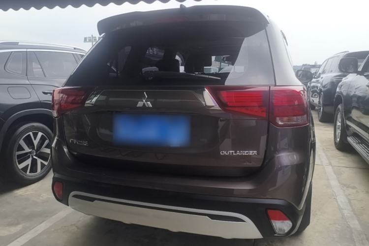 Used Mitsubishi Outlander 2019 2.0L Two-Wheel Drive Comfort Edition 7-Seater China VI Standard Rear