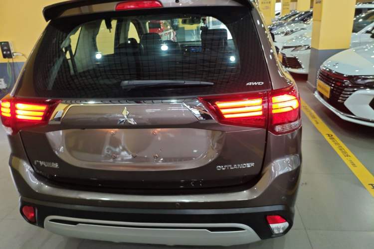 Used Mitsubishi Outlander 2019 2.4L 4x4 Zhi Xiang Edition 7 Seats China VI Standard Rear