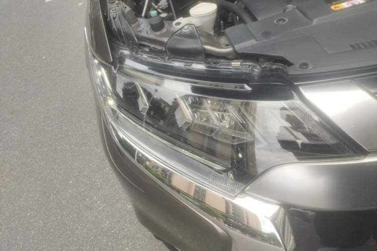 Used Mitsubishi Outlander 2019 2.4L Two-Wheel Drive ZhiXing Version 5 Seats China V Emission Standard Right Front Headlight