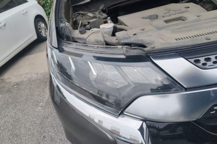 Used Mitsubishi Outlander 2019 2.4L 4x4 Zhi Xiang Edition 5 Seats China VI Standard Right Front Headlight