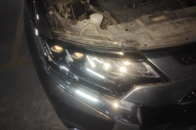 Used Mitsubishi Outlander 2019 2.4L 4x4 Zhi Xiang Edition 7 Seats China VI Standard Right Front Headlight