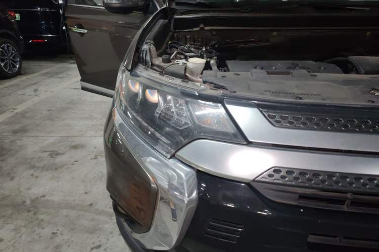 Used Mitsubishi Outlander 2019 2.4L 4x4 Zhi Xiang Edition 7 Seats China V Emission Standard Right Front Headlight