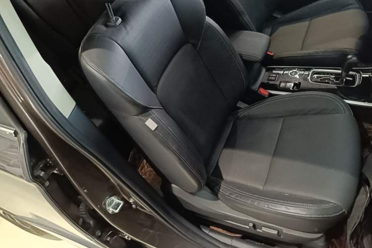 Used Mitsubishi Outlander 2019 2.4L 4x4 Zhi Xiang Edition 5 Seats China V Emission Standard Right Front Seat