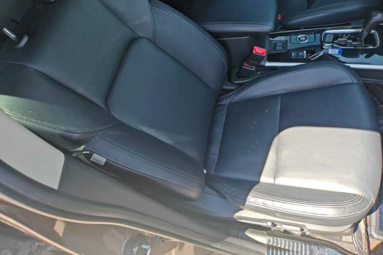 Used Mitsubishi Outlander 2019 2.4L Four-Wheel Drive Flagship Version 7 Seats China V Emission Standard Right Front Seat