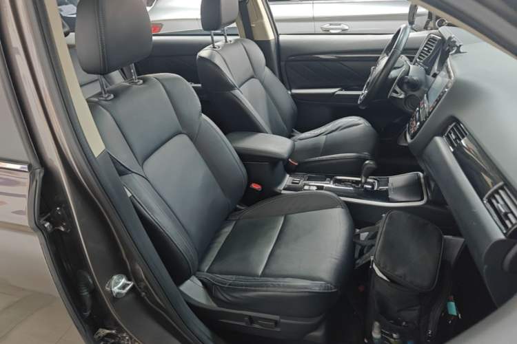 Used Mitsubishi Outlander 2019 2.4L Two-Wheel Drive ZhiXing Version 5 Seats China V Emission Standard Right Front Seat