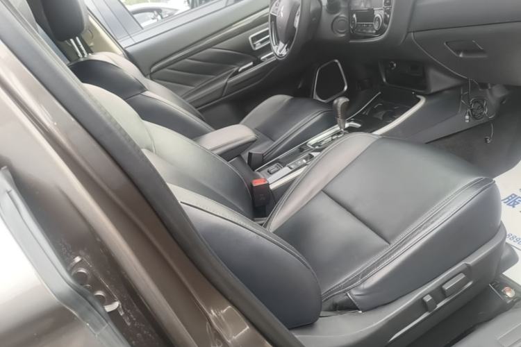 Used Mitsubishi Outlander 2019 2.0L Two-Wheel Drive Comfort Edition 7-Seater China VI Standard Right Front Seat
