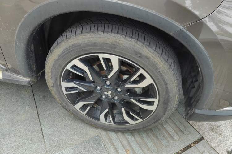 Used Mitsubishi Outlander 2019 2.4L 4x4 Zhi Xiang Edition 7 Seats China VI Standard Right Front Wheel Hub