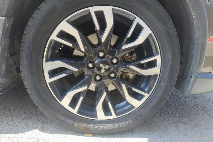Used Mitsubishi Outlander 2019 2.4L 4x4 Zhi Xiang Edition 7 Seats China V Emission Standard Right Front Wheel Hub