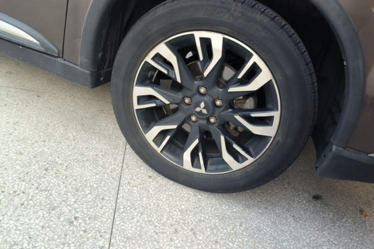 Used Mitsubishi Outlander 2019 2.0L Two-Wheel Drive Comfort Edition 5 Seats China V Standard Right Front Wheel Hub