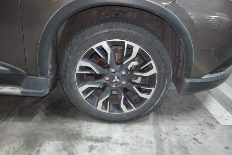 Used Mitsubishi Outlander 2019 2.4L 4x4 Zhi Xiang Edition 7 Seats China V Emission Standard Right Front Wheel Hub