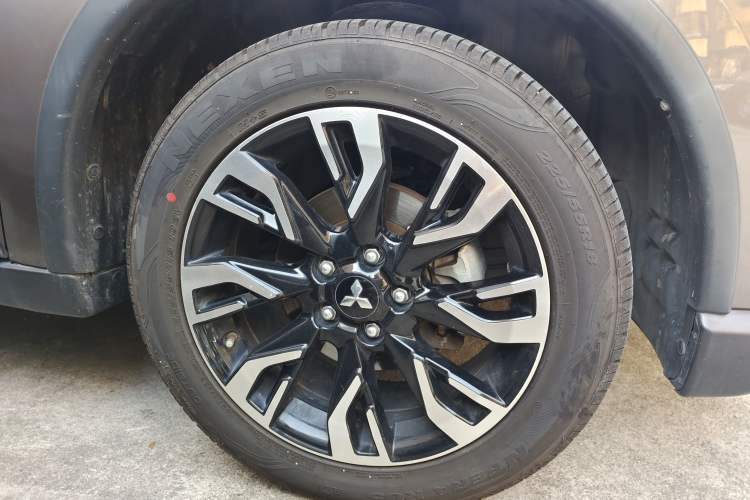Used Mitsubishi Outlander 2019 2.0L Two-Wheel Drive Comfort Edition 5 Seats China VI Standard Right Front Wheel Hub
