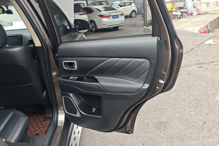 Used Mitsubishi Outlander 2019 2.0L Two-Wheel Drive Comfort Edition 5 Seats China VI Standard Right Rear Door Interior
