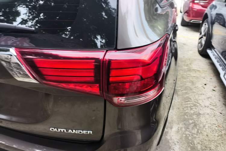 Used Mitsubishi Outlander 2019 2.0L Two-Wheel Drive Comfort Edition 5 Seats China VI Standard Right Rear Taillight