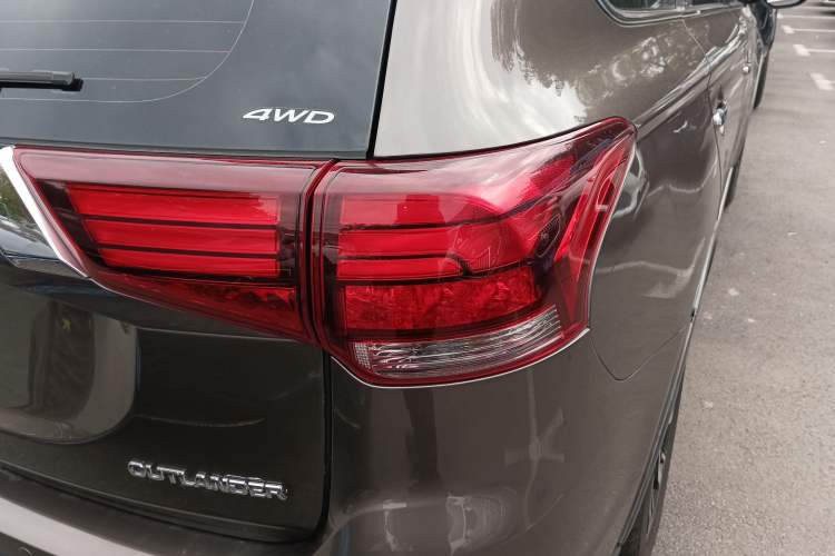Used Mitsubishi Outlander 2019 2.4L 4x4 Zhi Xiang Edition 7 Seats China V Emission Standard Right Rear Taillight
