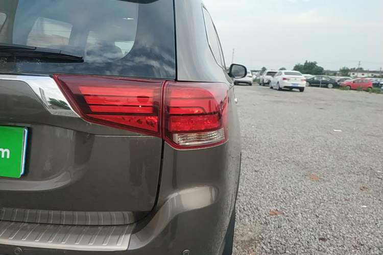 Used Mitsubishi Outlander 2019 2.0L Two-Wheel Drive Comfort Edition 7-Seater China VI Standard Right Rear Taillight