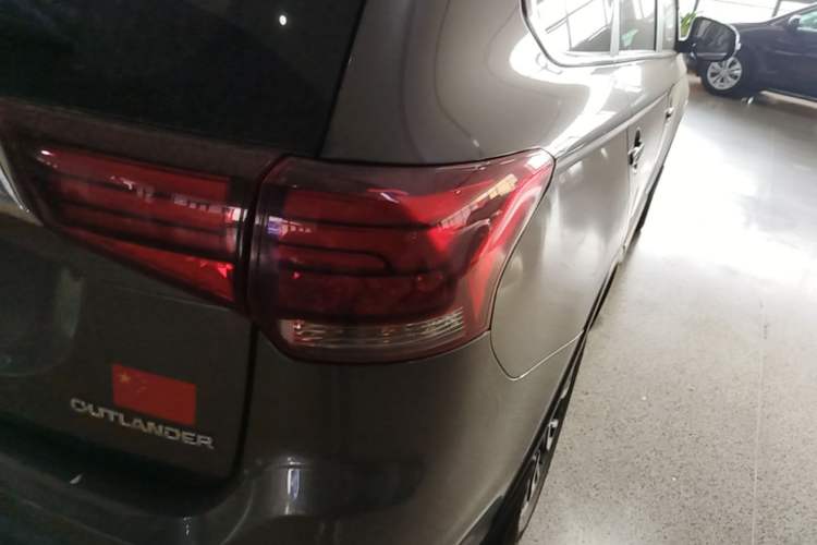 Used Mitsubishi Outlander 2019 2.0L Two-Wheel Drive Comfort Edition 7 Seats China V Emission Standard Right Rear Taillight