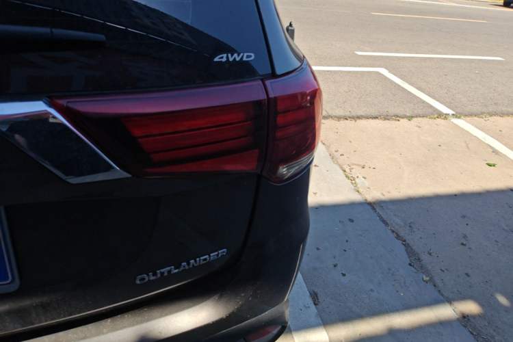 Used Mitsubishi Outlander 2019 2.4L Four-Wheel Drive Flagship Version 7 Seats China V Emission Standard Right Rear Taillight