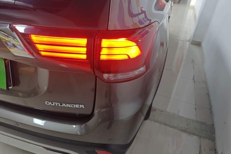 Used Mitsubishi Outlander 2019 2.4L Two-Wheel Drive ZhiXing Version 5 Seats China V Emission Standard Right Rear Taillight