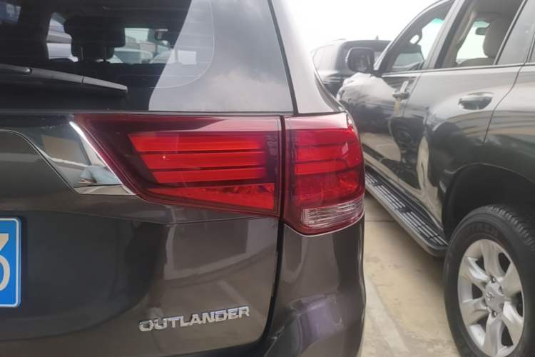 Used Mitsubishi Outlander 2019 2.0L Two-Wheel Drive Comfort Edition 7-Seater China VI Standard Right Rear Taillight