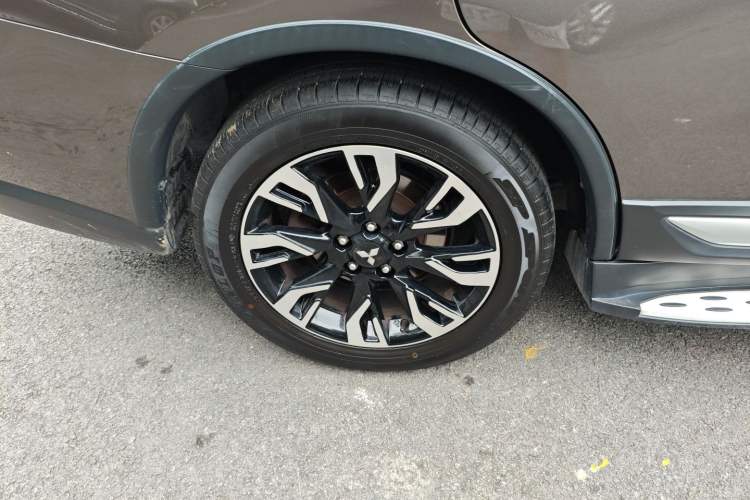 Used Mitsubishi Outlander 2019 2.0L Two-Wheel Drive Comfort Edition 5 Seats China VI Standard Right Rear Wheel Hub