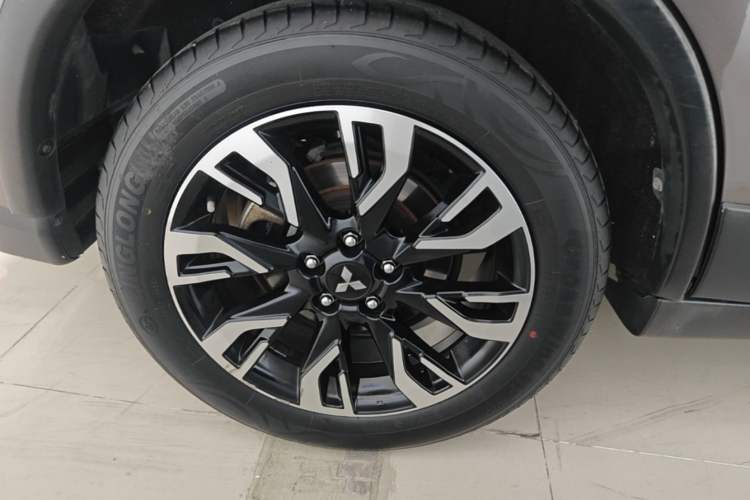 Used Mitsubishi Outlander 2019 2.4L Two-Wheel Drive ZhiXing Version 5 Seats China V Emission Standard Right Rear Wheel Hub