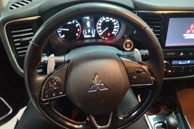 Used Mitsubishi Outlander 2019 2.4L 4x4 Zhi Xiang Edition 7 Seats China V Emission Standard Steering Wheel