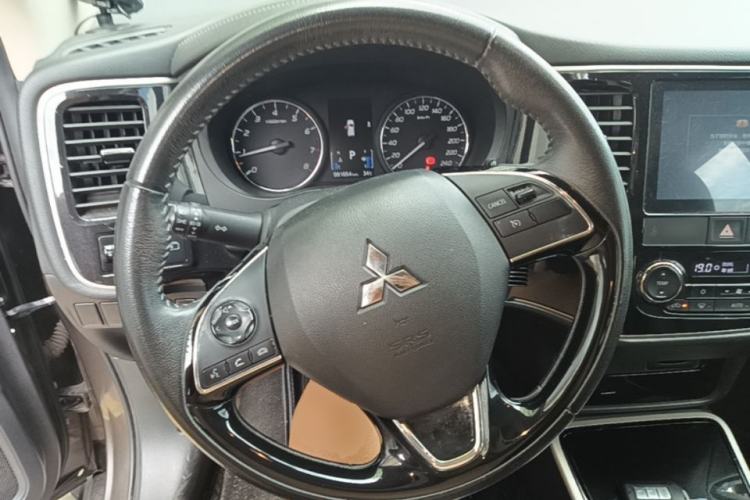 Used Mitsubishi Outlander 2019 2.0L Two-Wheel Drive Comfort Edition 5 Seats China V Standard Steering Wheel