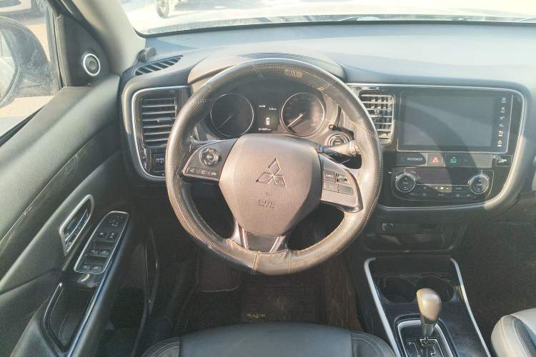 Used Mitsubishi Outlander 2019 2.0L Two-Wheel Drive Comfort Edition 5 Seats China V Standard Steering Wheel