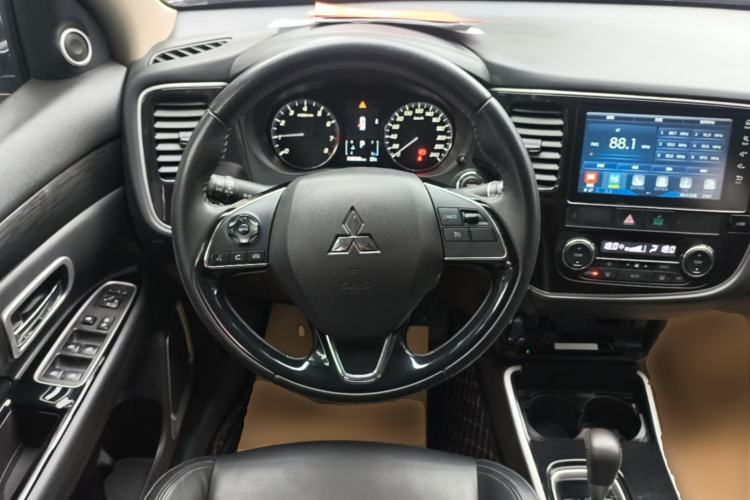 Used Mitsubishi Outlander 2019 2.0L Two-Wheel Drive Comfort Edition 5 Seats China VI Standard Steering Wheel