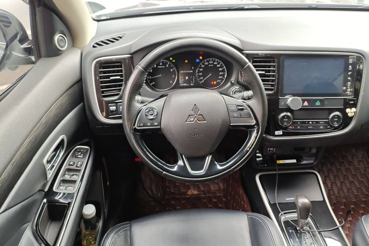 Used Mitsubishi Outlander 2019 2.0L Two-Wheel Drive Comfort Edition 5 Seats China VI Standard Steering Wheel