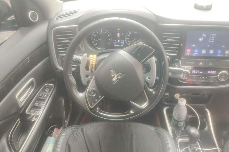 Used Mitsubishi Outlander 2019 2.4L Two-Wheel Drive ZhiXing Version 5 Seats China V Emission Standard Steering Wheel