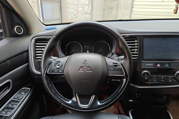 Used Mitsubishi Outlander 2019 2.0L Two-Wheel Drive Comfort Edition 7 Seats China V Emission Standard Steering Wheel