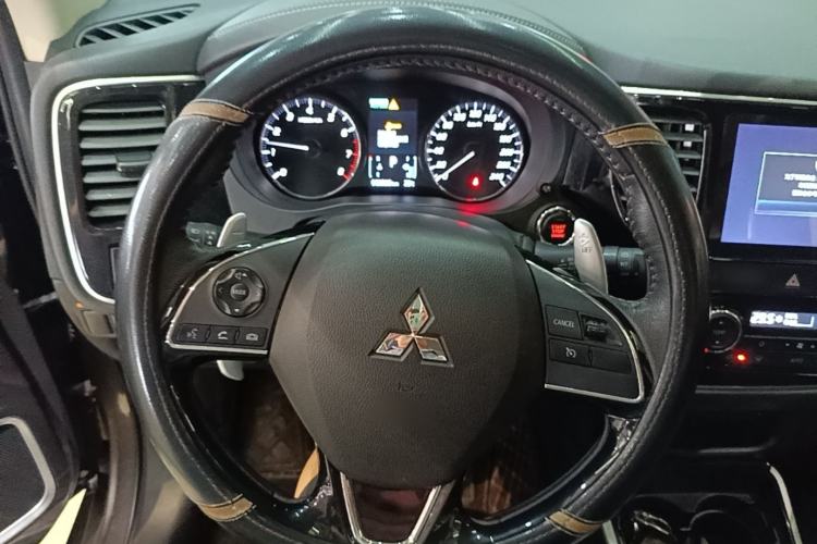 Used Mitsubishi Outlander 2019 2.4L 4x4 Zhi Xiang Edition 5 Seats China V Emission Standard Steering Wheel
