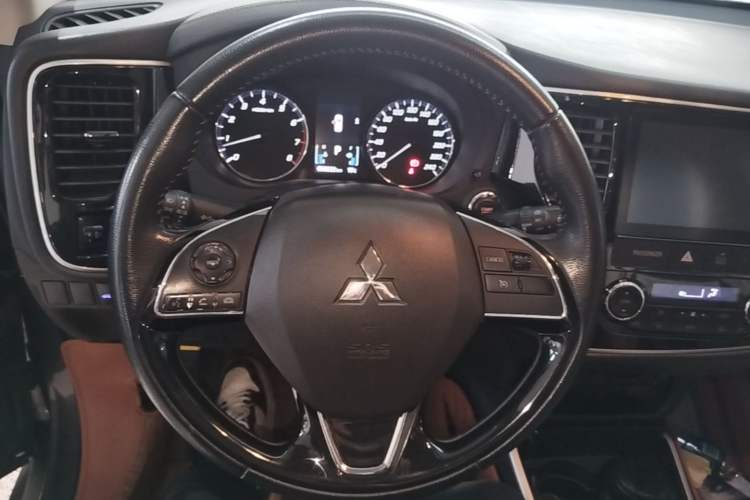 Used Mitsubishi Outlander 2019 2.0L Two-Wheel Drive Comfort Edition 7 Seats China V Emission Standard Steering Wheel