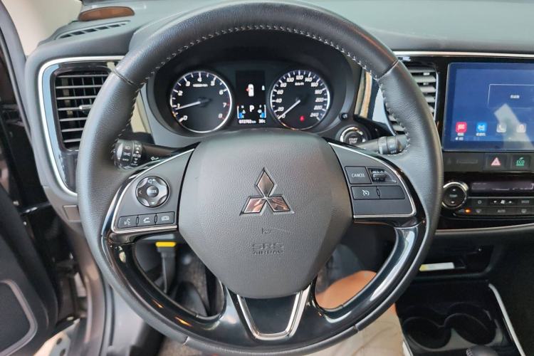 Used Mitsubishi Outlander 2019 2.0L Two-Wheel Drive Comfort Edition 5 Seats China VI Standard Steering Wheel