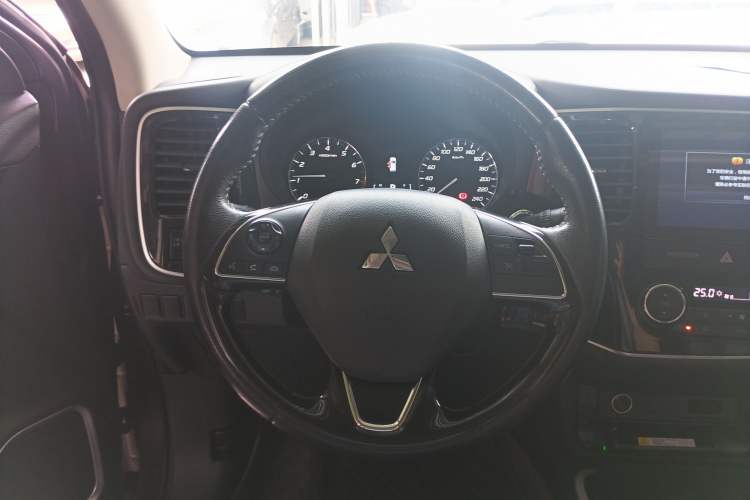 Used Mitsubishi Outlander 2019 2.0L Two-Wheel Drive Comfort Edition 7-Seater China VI Standard Steering Wheel