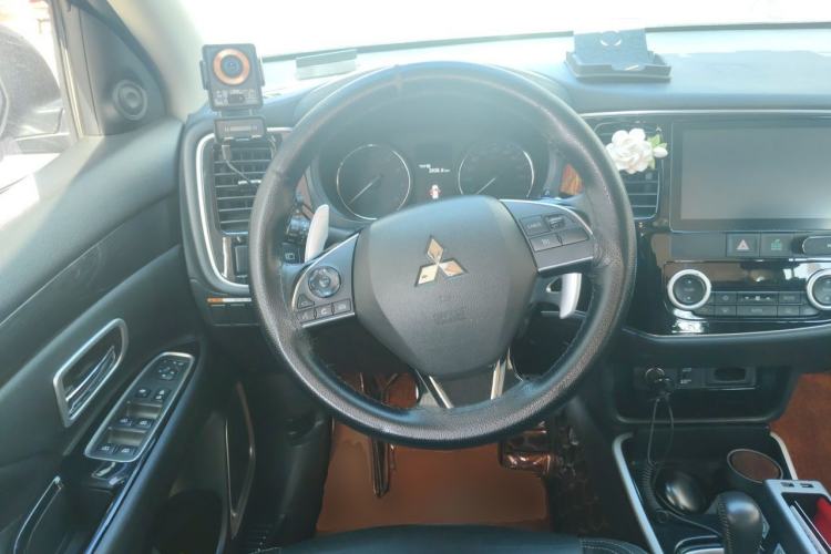 Used Mitsubishi Outlander 2019 2.4L 4x4 Zhi Xiang Edition 7 Seats China V Emission Standard Steering Wheel