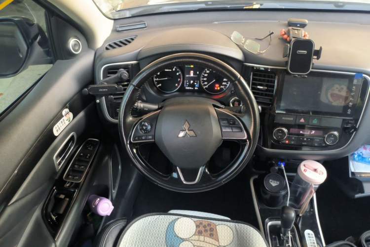Used Mitsubishi Outlander 2019 2.0L Two-Wheel Drive Comfort Edition 5 Seats China V Standard Steering Wheel