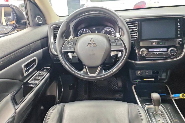 Used Mitsubishi Outlander 2019 2.4L 4x4 Zhi Xiang Edition 5 Seats China VI Standard Steering Wheel