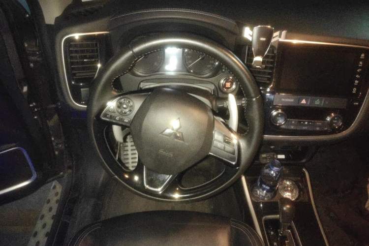Used Mitsubishi Outlander 2019 2.4L 4x4 Zhi Xiang Edition 7 Seats China VI Standard Steering Wheel