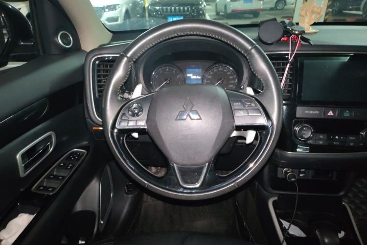 Used Mitsubishi Outlander 2019 2.4L 4x4 Zhi Xiang Edition 7 Seats China V Emission Standard Steering Wheel