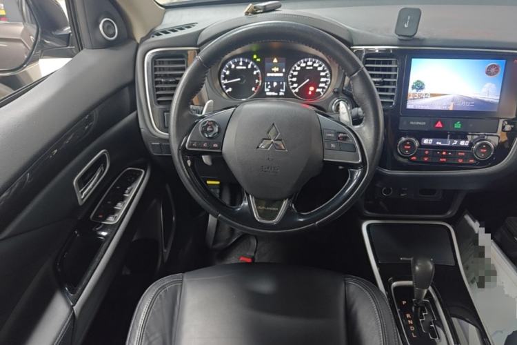 Used Mitsubishi Outlander 2019 2.4L Two-Wheel Drive ZhiXing Version 5 Seats China V Emission Standard Steering Wheel