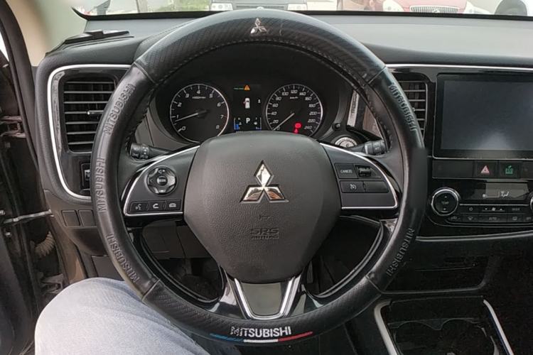 Used Mitsubishi Outlander 2019 2.0L Two-Wheel Drive Comfort Edition 5 Seats China V Standard Steering Wheel