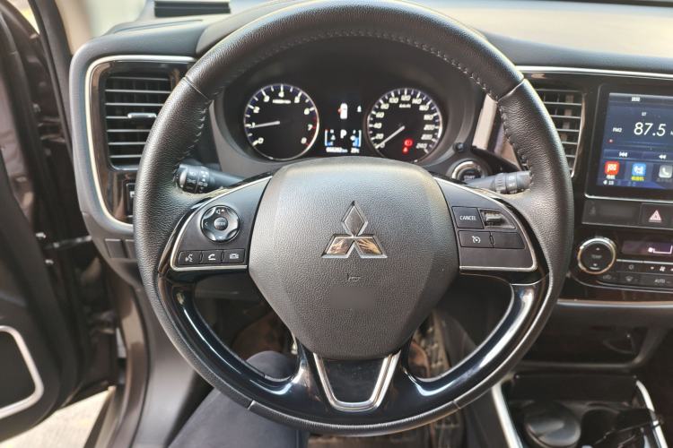 Used Mitsubishi Outlander 2019 2.0L Two-Wheel Drive Comfort Edition 5 Seats China VI Standard Steering Wheel