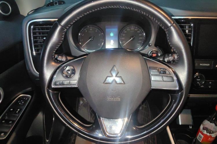 Used Mitsubishi Outlander 2019 2.0L Two-Wheel Drive Comfort Edition 5 Seats China V Standard Steering Wheel