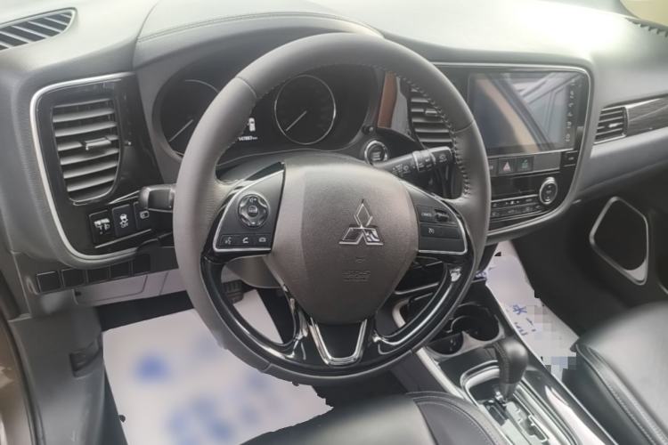 Used Mitsubishi Outlander 2019 2.0L Two-Wheel Drive Comfort Edition 7-Seater China VI Standard Steering Wheel