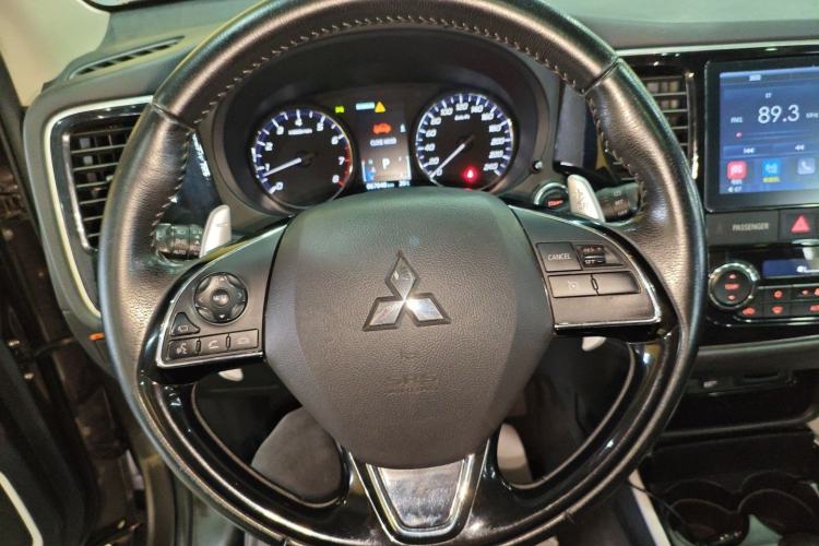 Used Mitsubishi Outlander 2019 2.4L 4x4 Zhi Xiang Edition 7 Seats China VI Standard Steering Wheel