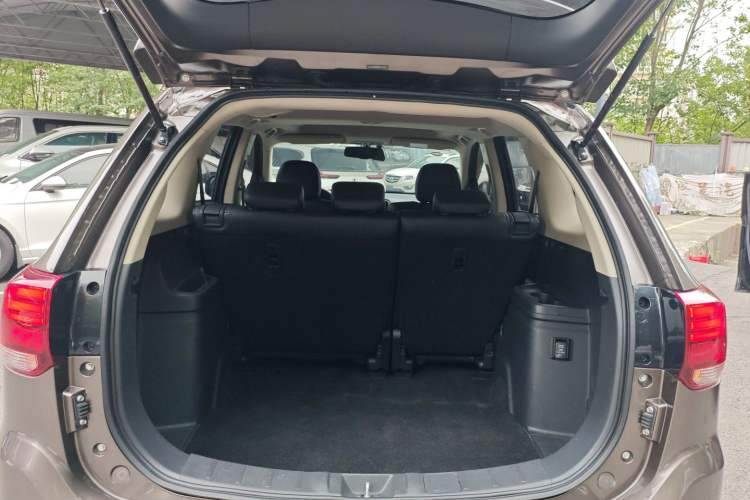 Used Mitsubishi Outlander 2019 2.0L Two-Wheel Drive Comfort Edition 5 Seats China VI Standard Trunk