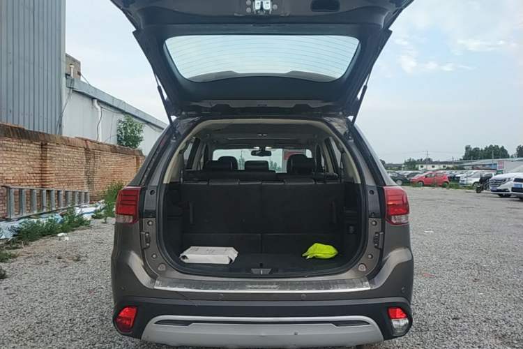 Used Mitsubishi Outlander 2019 2.0L Two-Wheel Drive Comfort Edition 7-Seater China VI Standard Trunk